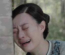 靠在墙边痛哭流涕的女人