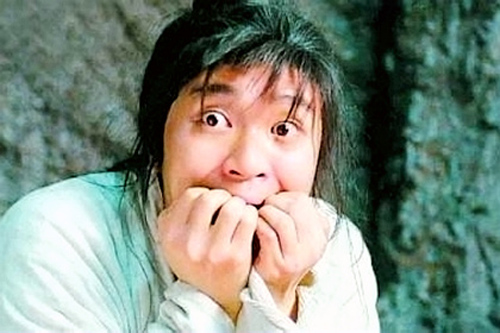 双手放嘴里表示很惊讶