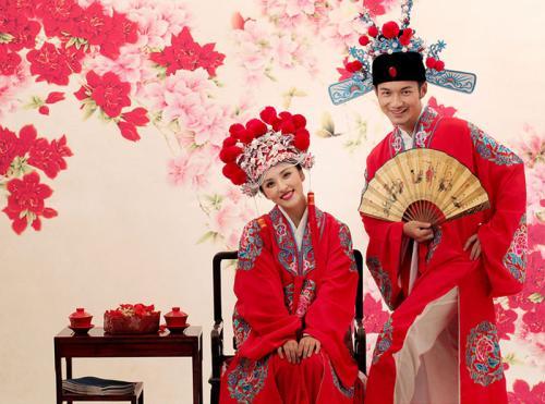 一对幸福开心的新婚男女