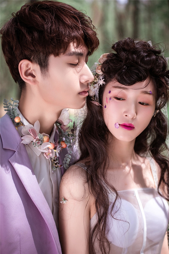 新婚夫妇，陶醉于婚姻的喜悦之中