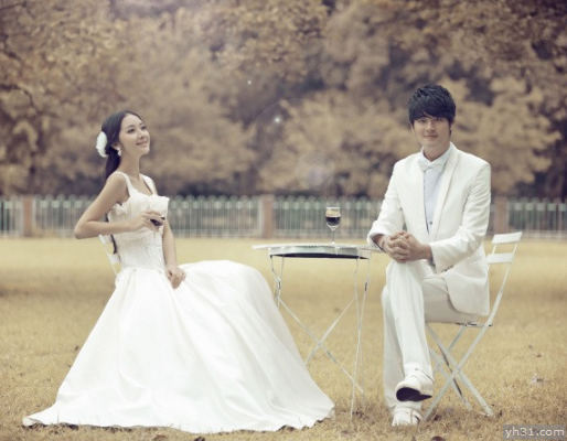 户外悠闲婚纱照