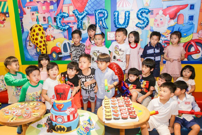 小朋友们喜欢一起过热闹的生日