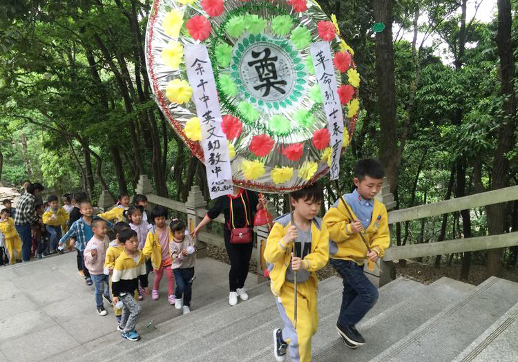 清明节组织学生扫墓的图片