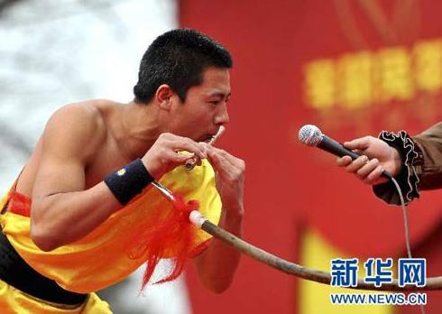 枪顶喉咙也能吹笛子