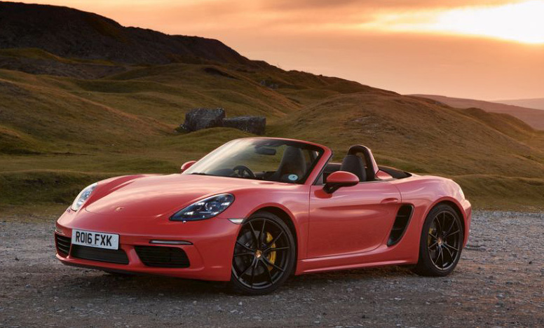 夕阳照耀下的红色敞篷跑车