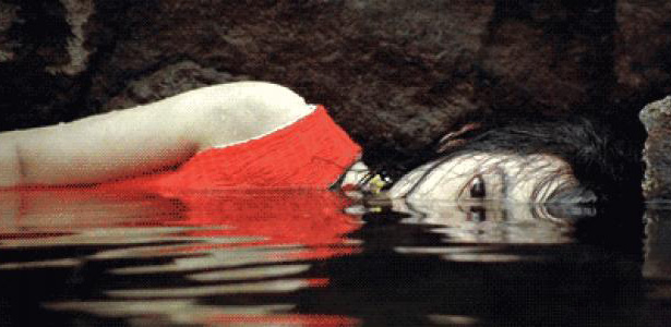 浮在水里的女人，看着让人心里发慌