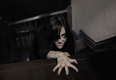 可怕的女鬼爬上楼梯了