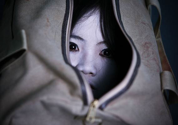 拉开拉链看到一张恐怖的脸