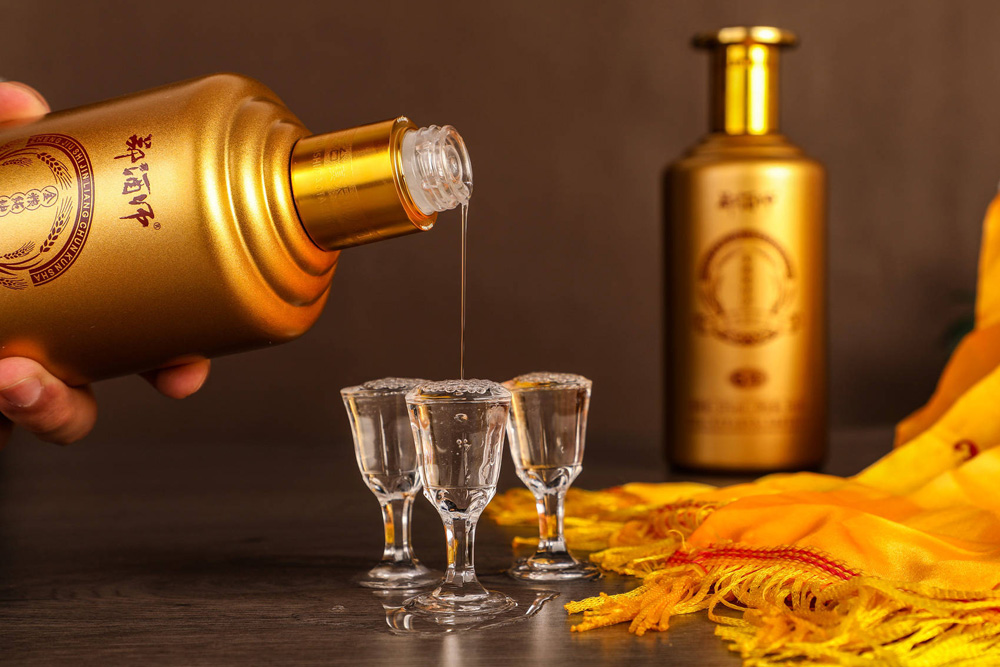 轻轻的倒满三杯白酒，请君品尝