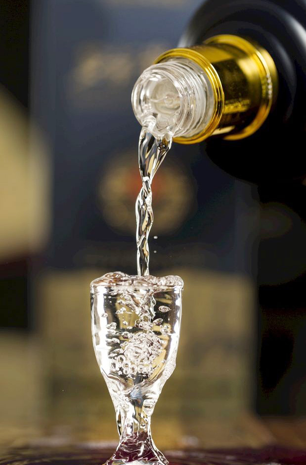 倒满一小杯白酒的图片