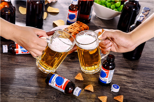 端起大酒杯来碰一下