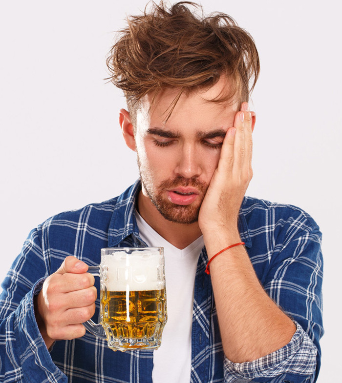 帅哥端杯喝酒的图片