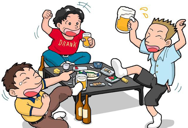 哥们划拳喝酒，玩得不亦乐乎