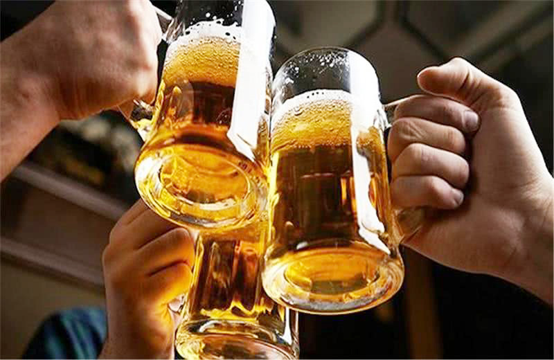 举起大酒杯干杯吧