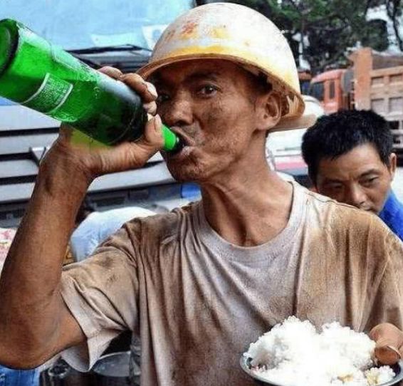 喝啤酒的农民工，喝完好干活