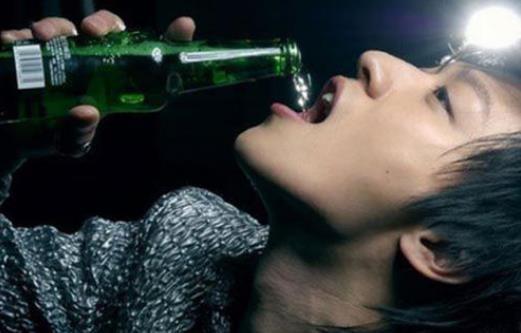 我独自喝酒，一个人醉