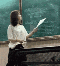 美女老师在讲台上偷偷吃东西