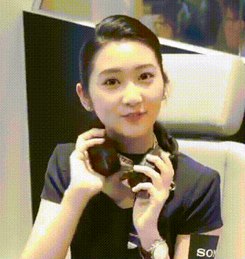 漂亮的小姐姐给你比个心