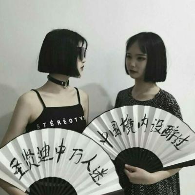 酷女孩闺蜜头像被一个接一个地拖着. - 微信头像图片