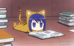 爬在桌子上看书的娃娃