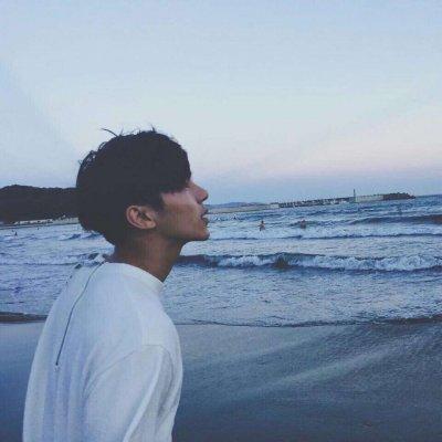 清新男生侧脸图片头像 小清新风格帅气的男生侧脸高清头像_男生头像_