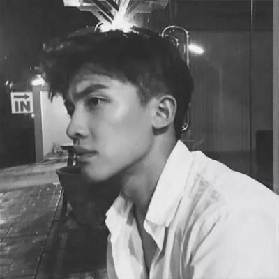 男生侧脸头像高冷黑白图片_头像图片_扣扣乐园