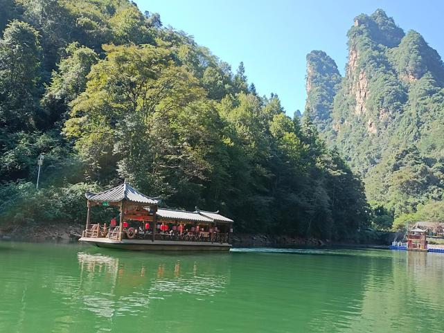 共赏好风景|阳光明媚,游客泛舟宝峰湖|宝峰湖景区|好风景|张家界|武陵