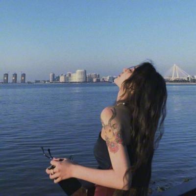 女生伤感落寞微信背影头像2020 爱上你是我情不自禁,女生头像图片-回