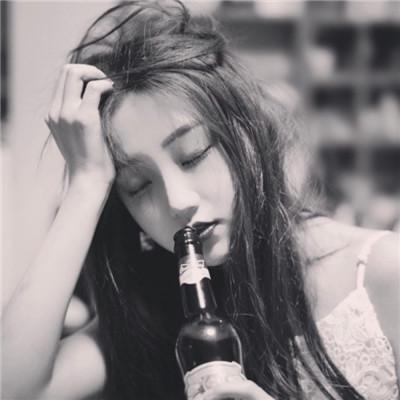 女生黑白伤感头像真人我给你想要的自由