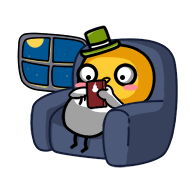 坐在单人沙发上玩手机