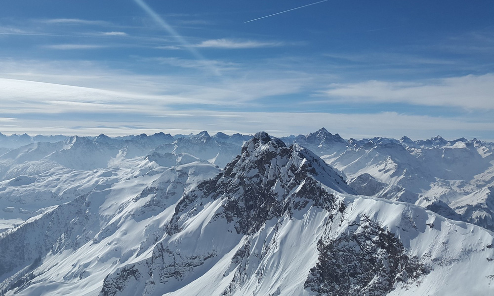 连绵不断的雪山美景