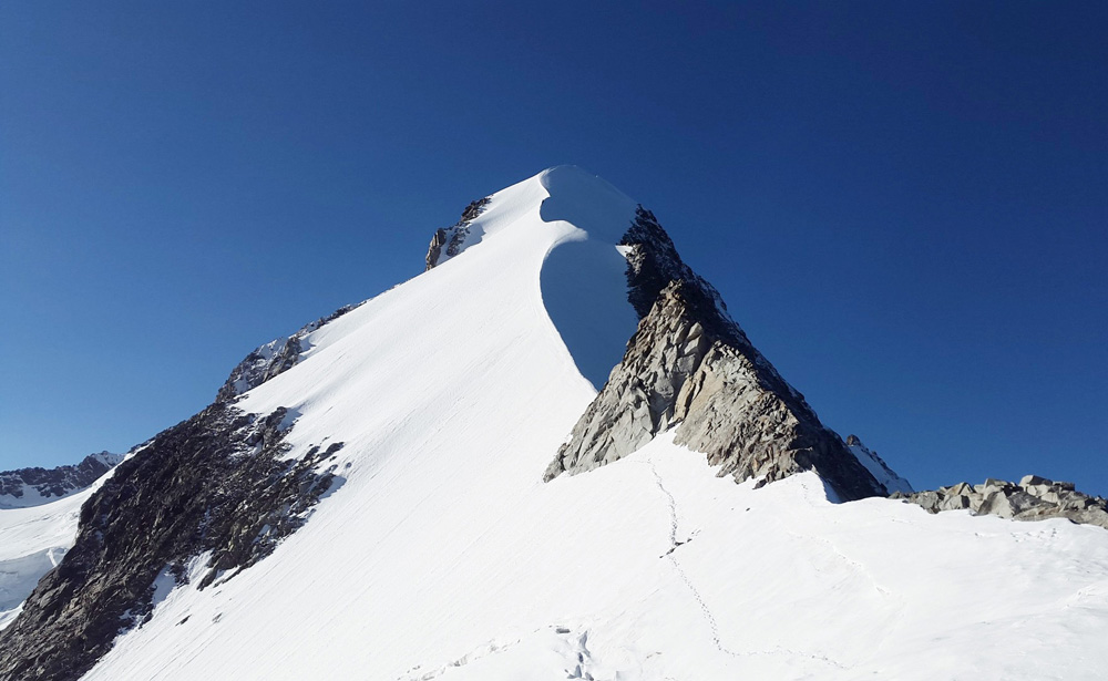 美丽的雪山风景图片