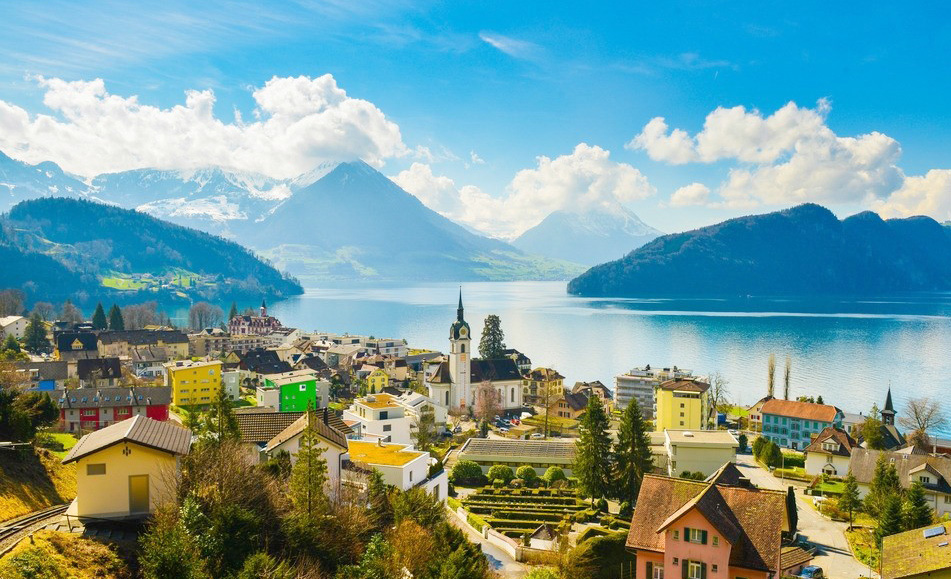 欧美湖边小镇风光照片