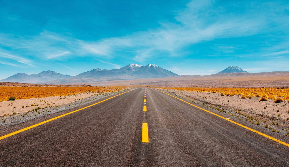 荒无人烟的公路美景