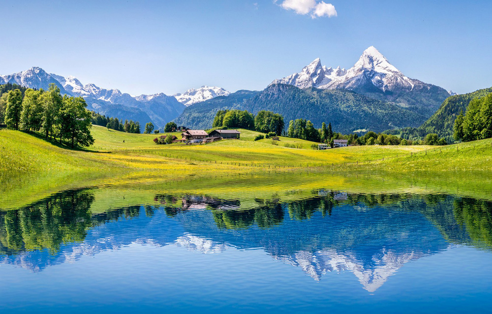 雪山草地和清澈的湖水融为一体