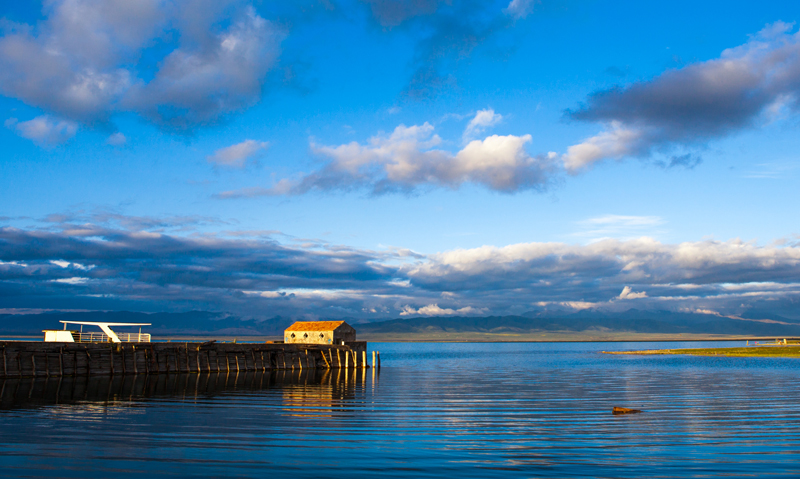 安静祥和的湖中美景