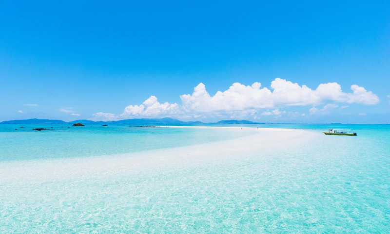 蓝天白云和干净的海水