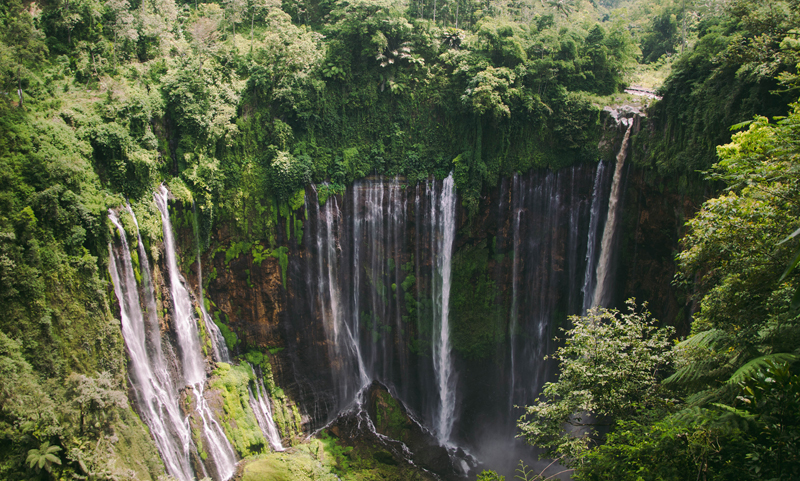 山间深处的美丽瀑布
