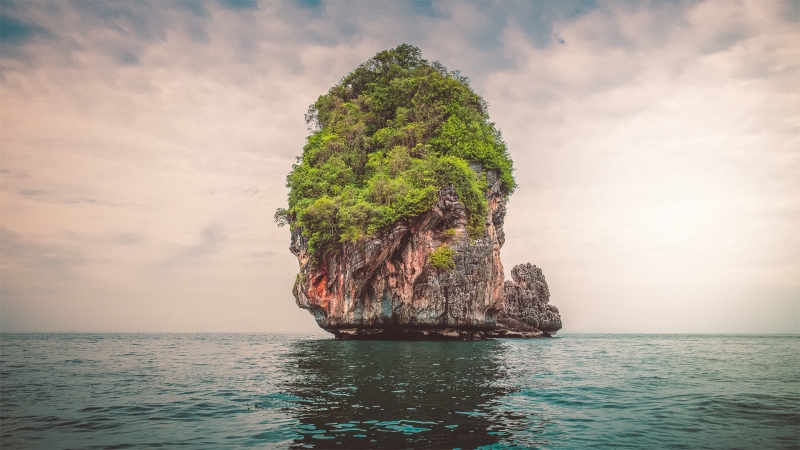 大海中的一座小山峰