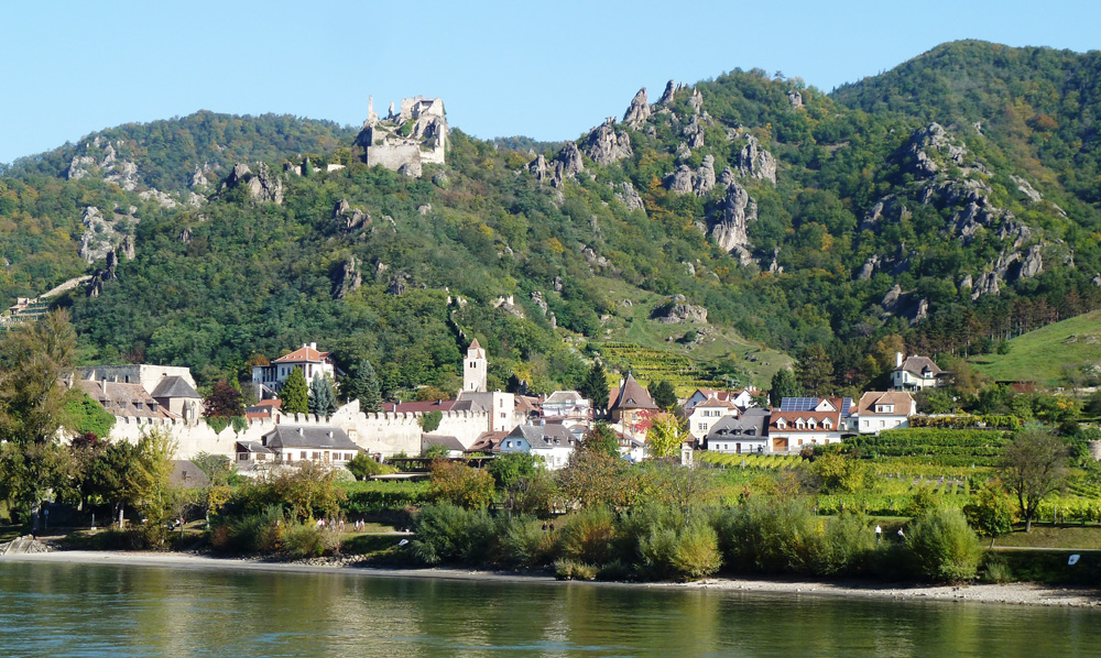 山水之间的美丽村庄