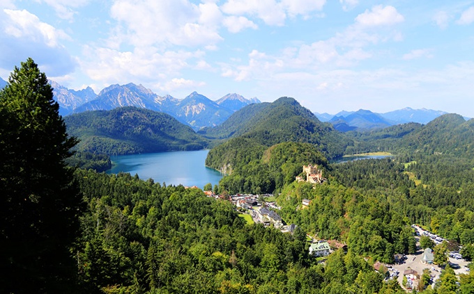 山与湖相连的景色