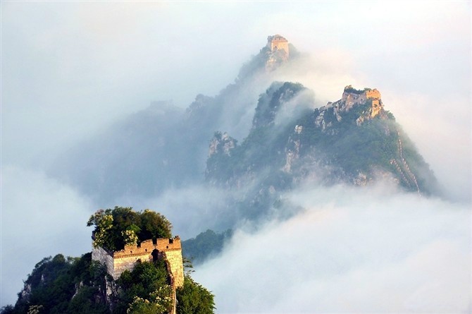 云雾中的长城美景