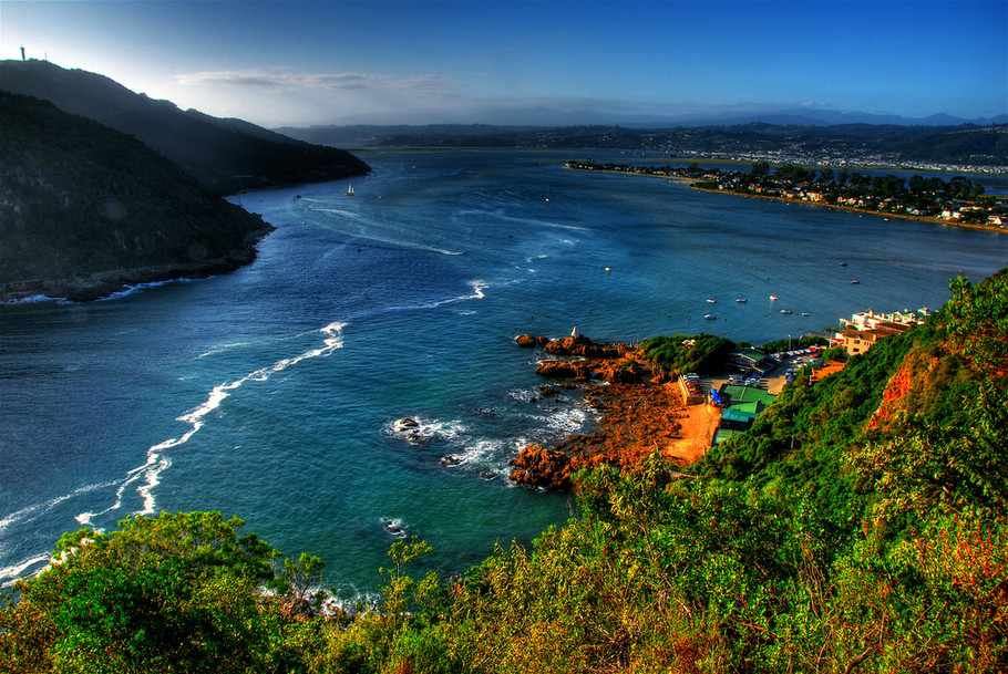 站在山间远眺海景