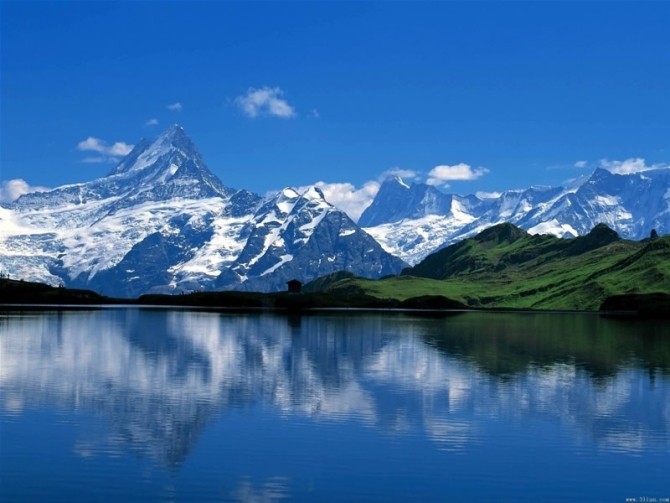 雪山与湖水