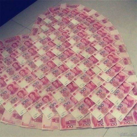 用钞票摆一个心形