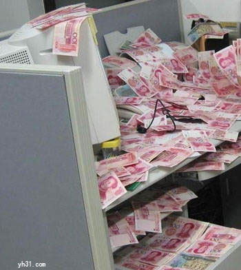 散落在桌上的人民币