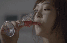 美女品酒，味道真好