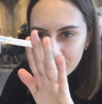 妹子内力深厚，闭眼也能夹住暗器