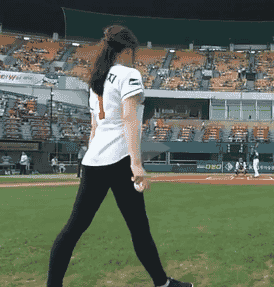 想不到美女扔球的姿式可以像练舞一样