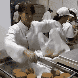 妹子夹蛋糕的手速超级快